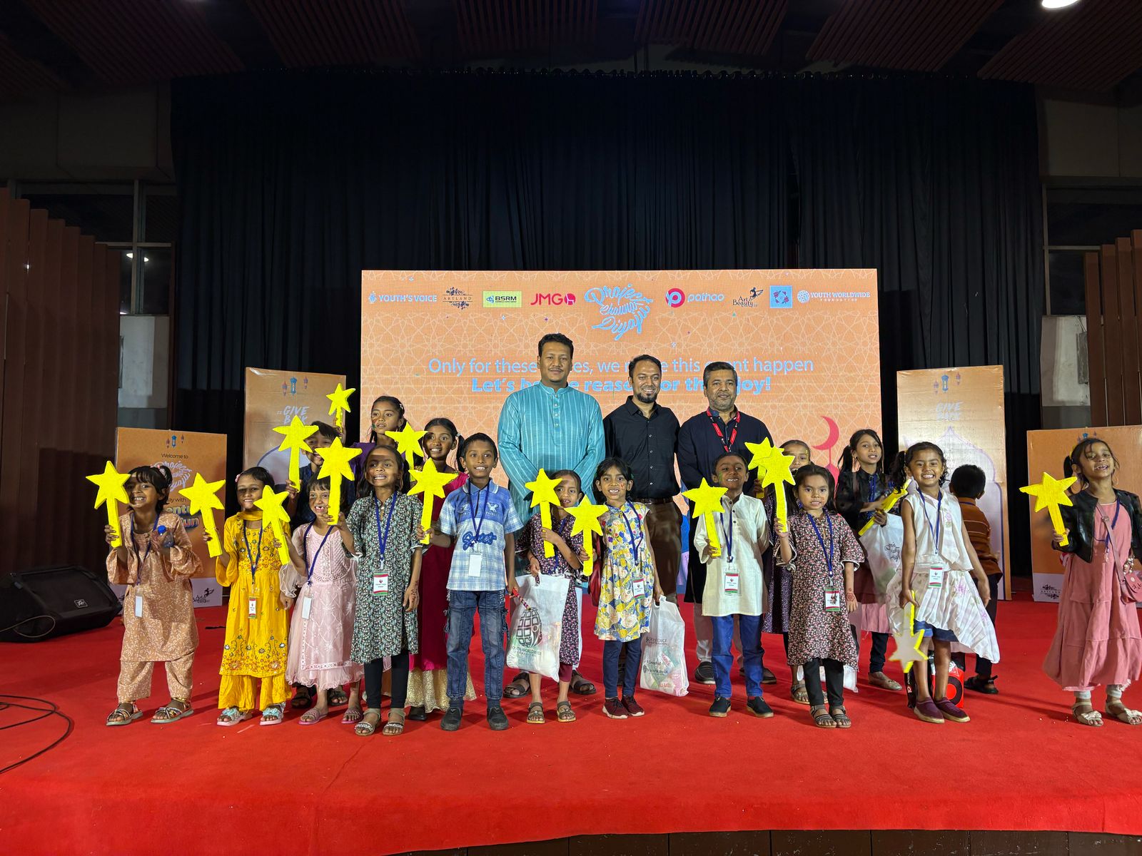 এক হাজারের ও বেশি সুবিধাবঞ্চিত শিশুর জন্য ইফতার আয়োজন করলো পাঠাও ও ইয়ুথস ভয়েস